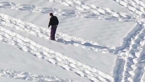  Manden går rundt i sneen i ring. Når du ser effekten, gør det sådan et indtryk,