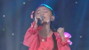 Hun er kun 5 år gammel, men da hun begyndte at synge måbede alle 