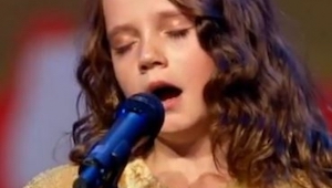 Hun er 9, men da hun begyndte at synge, var dommerne tomme for ord