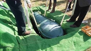 Manden tvang sin kone til at begrave ham sammen med deres opsparing. Hvad kvinde