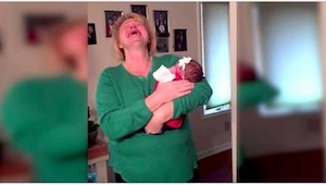 Reaktionen på synet af bedstemoren af hendes adopterede barnebarn er uendelig sm
