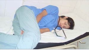 I hemmelighed fotograferede han en læge, som sov på vagten. Det der skete bageft