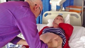 Det her er en video af en læge der på få minutter reddede en kvinde og hendes uf