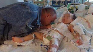 Faren kyssede sin døende datter farvel. Den 2-årige var brutalt blevet tævet af 