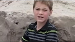 Denne dreng sad og legede lykkeligt på stranden, da han pludselig kunne føle et 