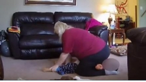 Moren gemte et kamera for at se, hvad babysitteren lavede med hendes 4-årige søn