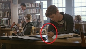 En teenager, som keder sig, skriver noget på bordet. Da han næste dag finder en 