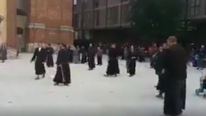 En gruppe munke og nonner begyndte at samles foran kirken. Du gætter aldrig hvad