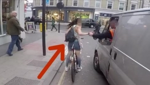 Da mændene pressede sig på hos denne unge cyklist, forventede de ikke at hun bar