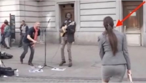 En menneskemængde er samlet for at høre på en gademusikant, men da han hiver kvi