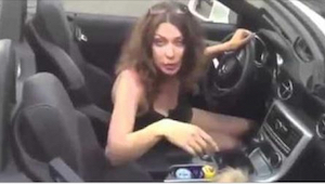 En kvinde i en Mercedes nægter at rydde op efter sin vovse. Dette er hvad der sk