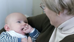 Bedstemor holder sit barnebarn i sine arme og kunne ikke stoppe sine følelser. D