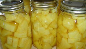 En opskrift på en overlækker ananasvand, som samtidigt er en vitaminbombe; hjælp
