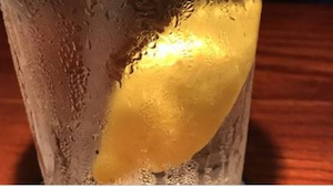 Find ud af, hvorfor det er en rigtig dårlig ide at bestille vand med citron ... 