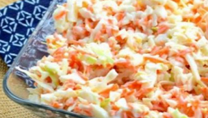 Er du også vild med coleslaw-salat? Nu kan du lave den derhjemme! Se her, hvor l