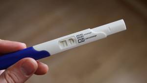 For sjov tog han den graviditetstest, som han fandt i badeværelset hos sin venin