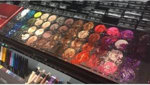 Et barn fik ødelagt masser af dyrt kosmetik i en Sephora. En af butikens kunder 