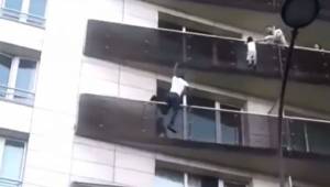 Manden kravler uden sikkerhedsline op på 4. etage på bygningen for at redde et b
