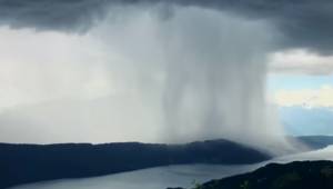 Se naturens kræfter: En tsunami direkte fra Himlen over en østrigsk sø. 