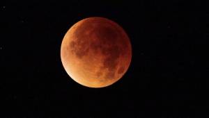 Den længste måneformørkelse i dette århundrede med en rød måne vil finde sted de