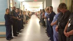 Medarbejderne på hospitalet viser deres respekt for manden, hvis organer har red