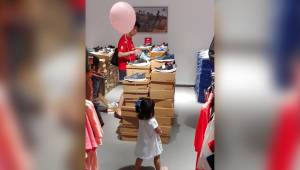 Forældrene bandt en ballon fast på deres datter. En original måde for at forhind