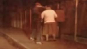Den unge mand overfalder en ældre dame på gaden, men et øjeblik senere får han s