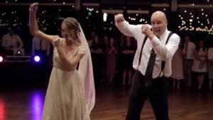 Farens første dans med datteren ved brylluppet er blevet et hit på internettet!