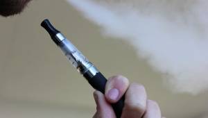 Første tilfælde af dødsfald efter brug af e-cigaretter. I USA gennemføres en und